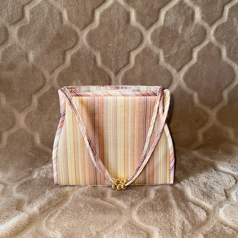 Cute Estée Lauder mini satchel